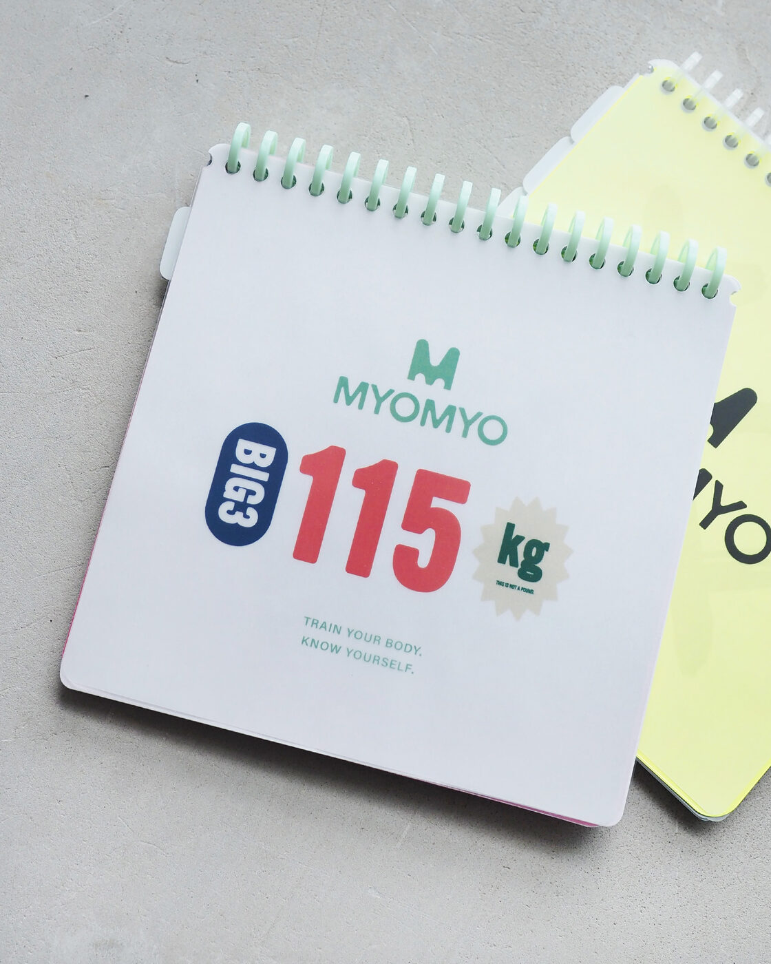 ネオンイエローのMYOMYO手帳
